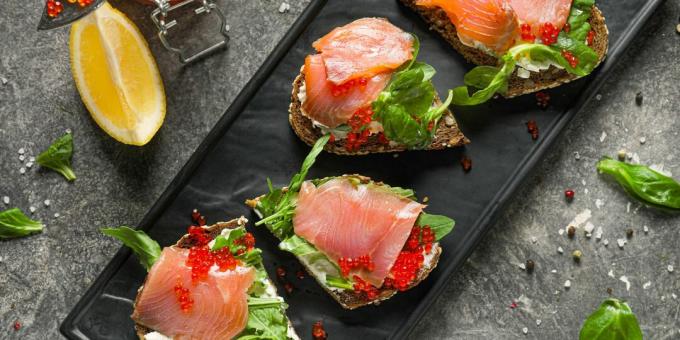 Sándwiches de pescado rojo, queso y caviar