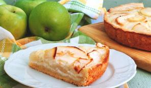 Tarta de manzana Tsvetaevsky con relleno de crema agria