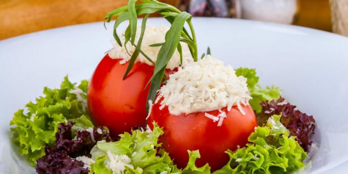 Tomates rellenos de mousse de hígado de bacalao