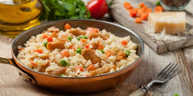Pollo con arroz, guisantes y zanahorias