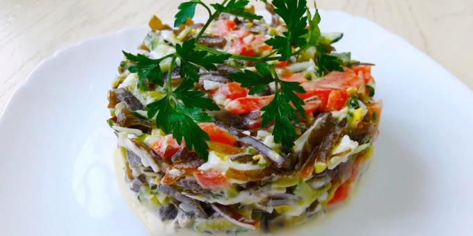 Recetas: ensalada de col marina con salmón, huevos y pepinos