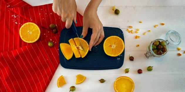 Mermelada de grosella y naranja: picar las naranjas