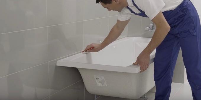 Instalar la bañera con las manos: Tratar de establecer un baño