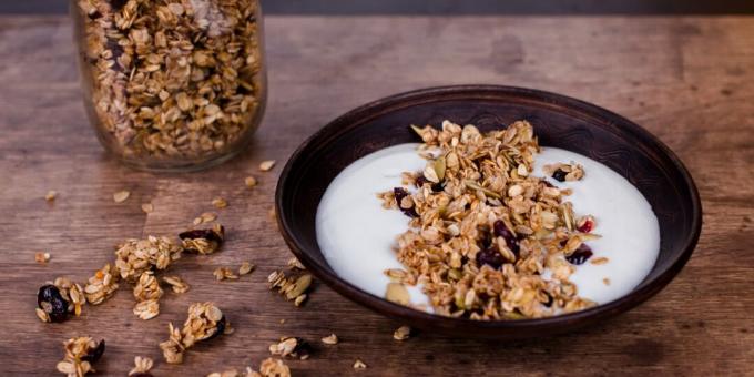 Granola ultrarrápida en sartén con arándanos y semillas