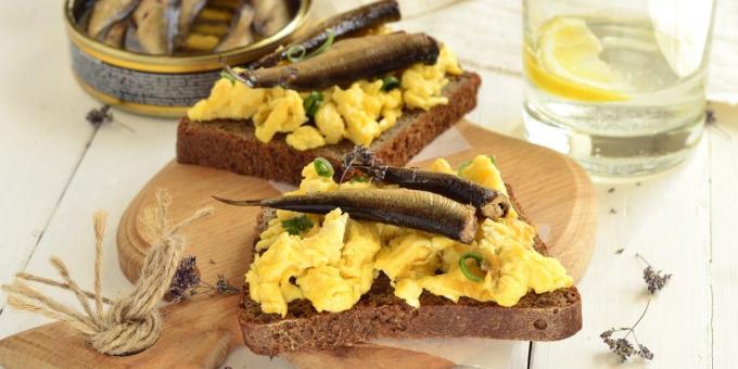 sándwiches de recetas con los espadines y los huevos