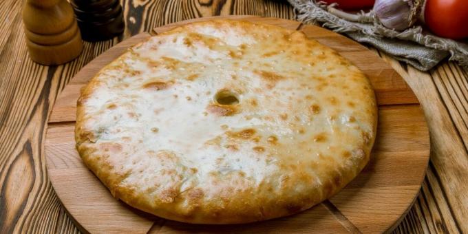 Tarta de kéfir de Osetia con queso y patatas