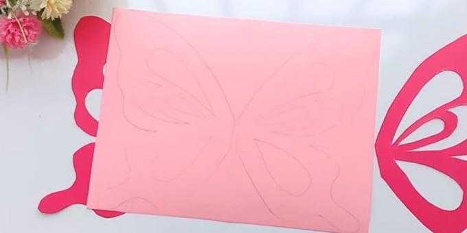 Tarjeta de cumpleaños con sus propias manos: Adjuntar alas al papel de color rosa y el círculo