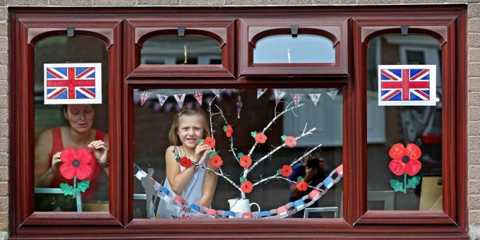 Familia galesa decorando el hogar para el día de la VE