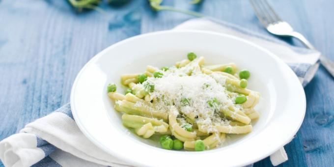 Pasta con salsa de nata, guisantes y menta