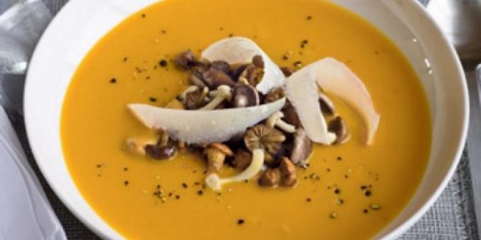 Lo que para cocinar pollo: Sopa de calabaza con setas en un caldo de pollo