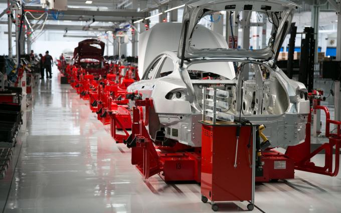La creación de un cuerpo de un coche eléctrico Tesla Model S