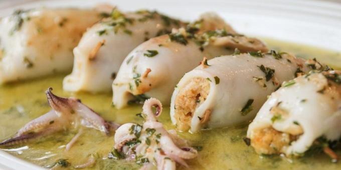 calamares rellenos con queso y salami en una salsa de vino