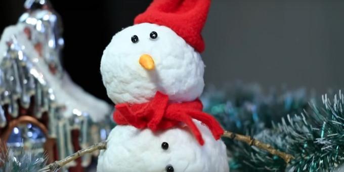 ¿Cómo hacer un muñeco de nieve con las manos fuera de la lana