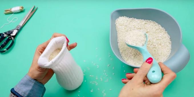 Muñeco de nieve con sus propias manos: Agregue el arroz