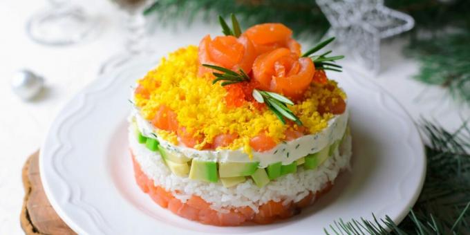 Ensalada en capas con pescado rojo y arroz