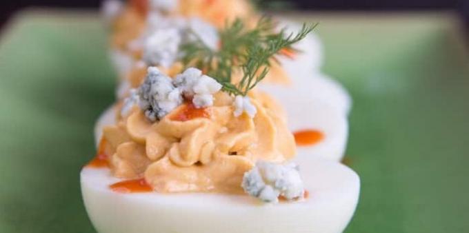 Huevos rellenos con queso azul