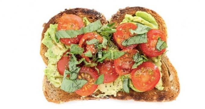 tostadas con aguacate, tomate y albahaca