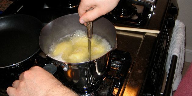 La receta de puré de patatas: patatas disposición para comprobar el cuchillo