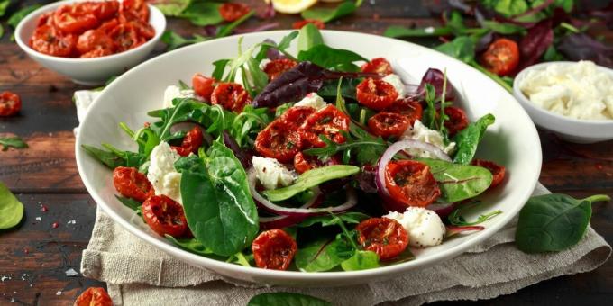 Ensalada con tomates secos y mozzarella