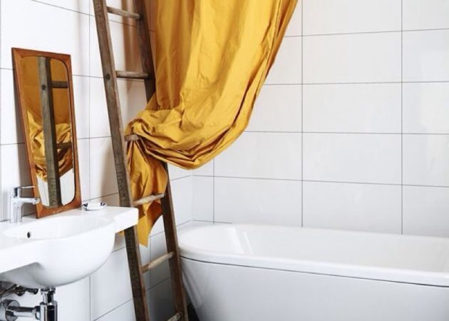 Un cuarto de baño estrecho sin cortinas