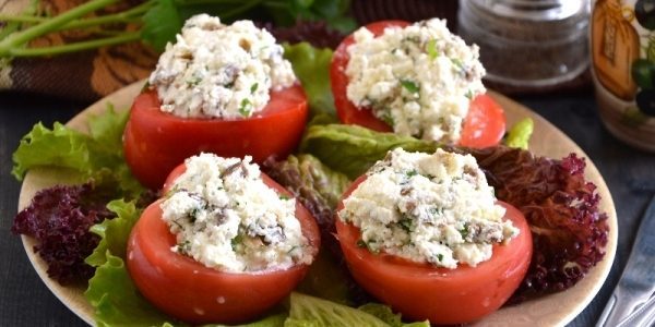 Tomates rellenos con queso feta y aceitunas