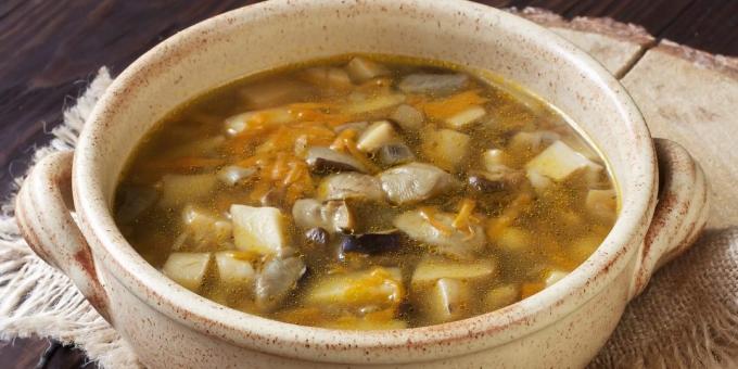 Sopa hecha con setas y patatas frescas