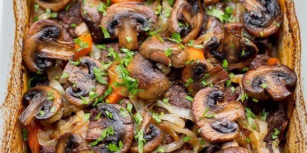 Cómo cocinar carne de res en el horno: carne con verduras y setas al vino