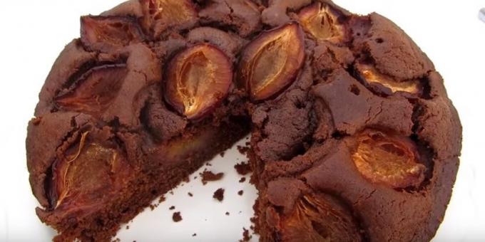 pastel de chocolate con ciruelas