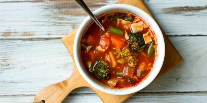sopas de verduras: sopa de tomate con brócoli, repollo y judías verdes