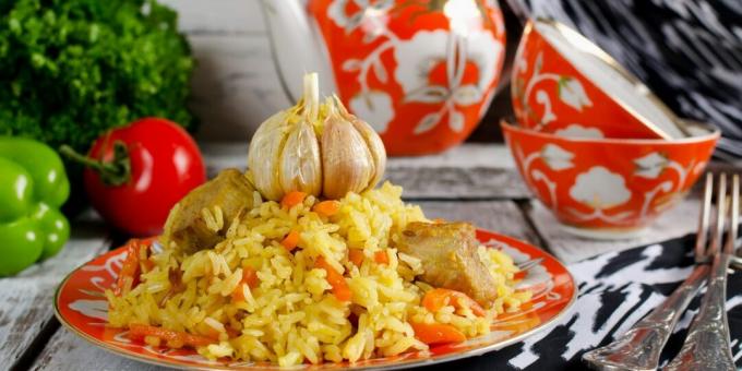 Pilaf fragante en una olla de cocción lenta.