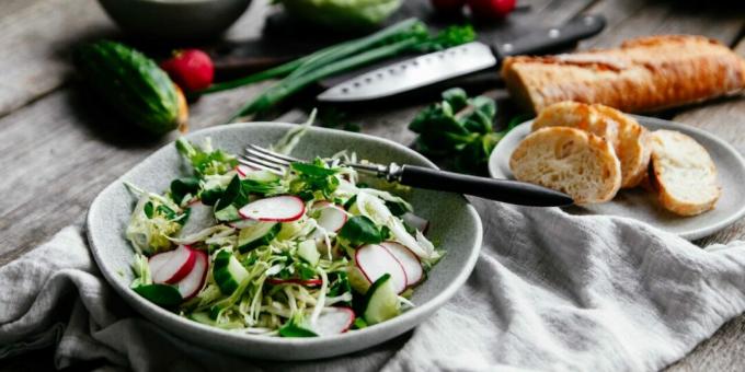 Ensalada de col con rábanos y pepinos