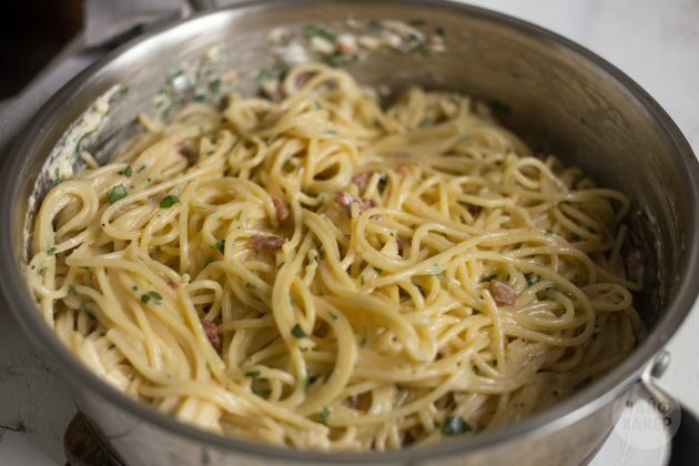 Cómo hacer pasta carbonara: agregue salsa, tocino y hierbas a los espaguetis