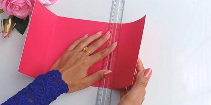 Tarjeta de cumpleaños con sus propias manos: corte de papel de construcción de color rosa 30 x 15 cm detalle
