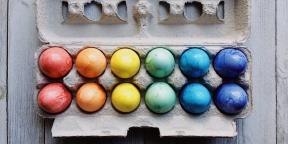 Como los huevos de color para Pascua naturales y tintes artificiales