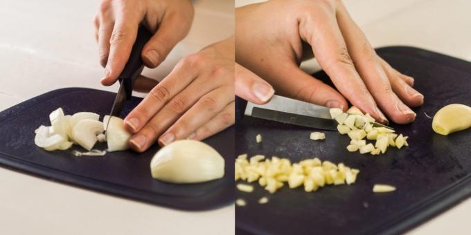 Cómo cocinar las patatas con carne: picar la cebolla y el ajo