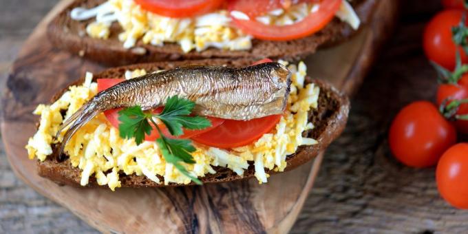 Emparedados con los espadines, huevo y tomate