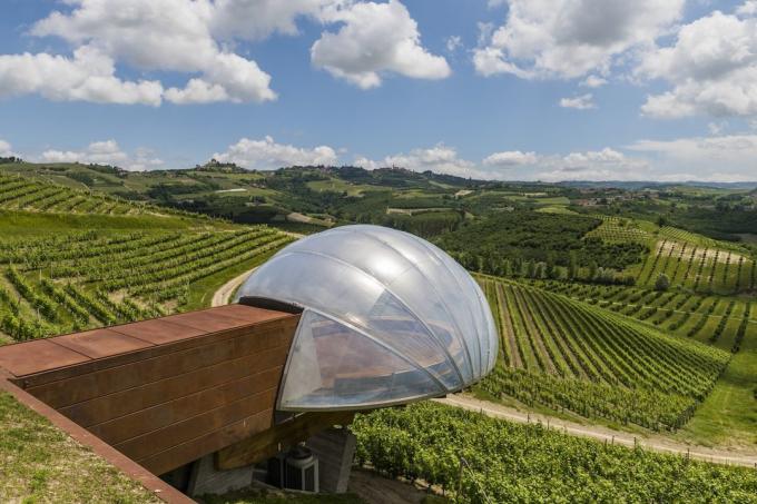 arquitectura europea: Ceratto Bodega con vistas a los viñedos en Alba