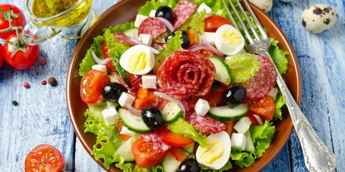 Ensalada con salchichas, pepinos, tomates y queso