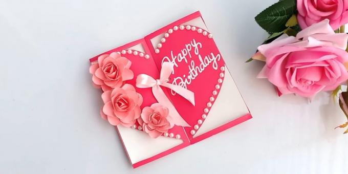 Cómo hacer una tarjeta de felicitación en forma de un corazón con flores para su cumpleaños con sus manos