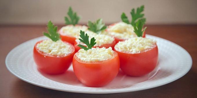 Tomates rellenos con queso y ajo