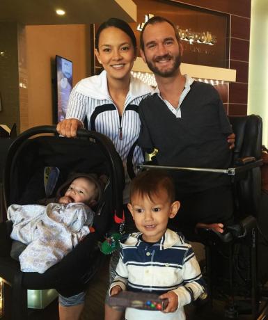 Nick Vujicic y su esposa e hijos