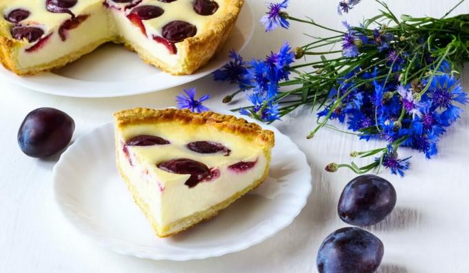 Pastel de ciruelas y requesón