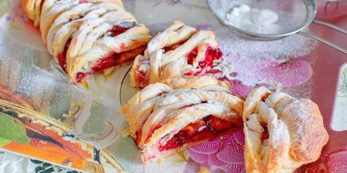 Torta de capa con ciruelas