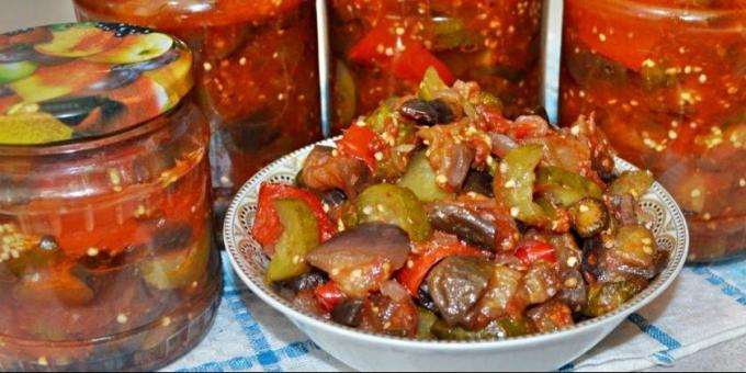 Delicioso berenjenas en invierno: Berenjena con los pepinos y pimientos en salsa de tomate