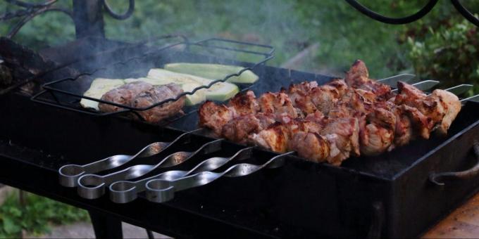 Cómo cocinar brochetas de carne: el adobo con salsa de soja, yogur y hierbas