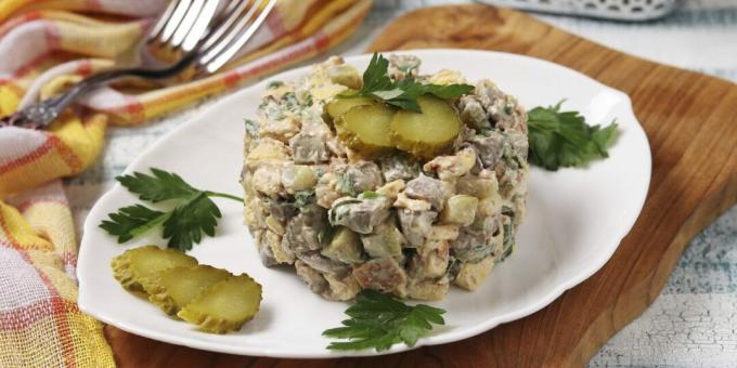 Ensalada con hígado, tortitas de huevo y pepinillos