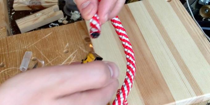 Mover los brazos: cortar dos piezas idénticas de la cuerda