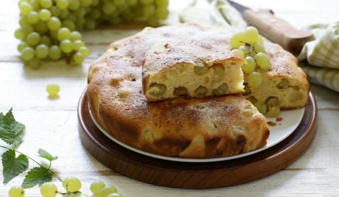 Pastel con uvas y ralladura de cítricos