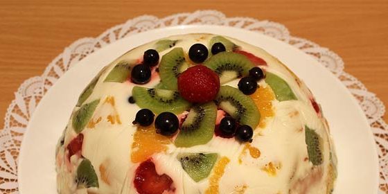pastel de gelatina "cristal roto" con la fruta