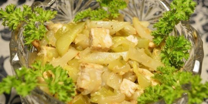 recetas de alcachofa: Ensalada caliente con la alcachofa de Jerusalén, pollo y pepinos encurtidos
